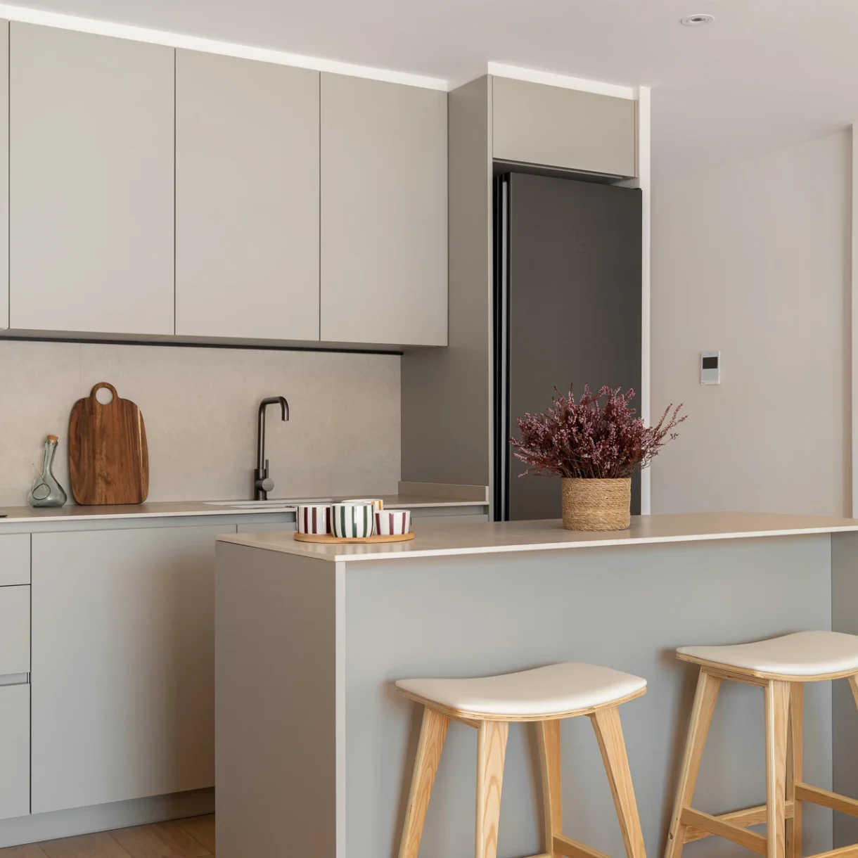 Cocina moderna con isla central en proyecto de reforma en Sant Jordi, Barcelona. Diseño interior con electrodomésticos integrados.