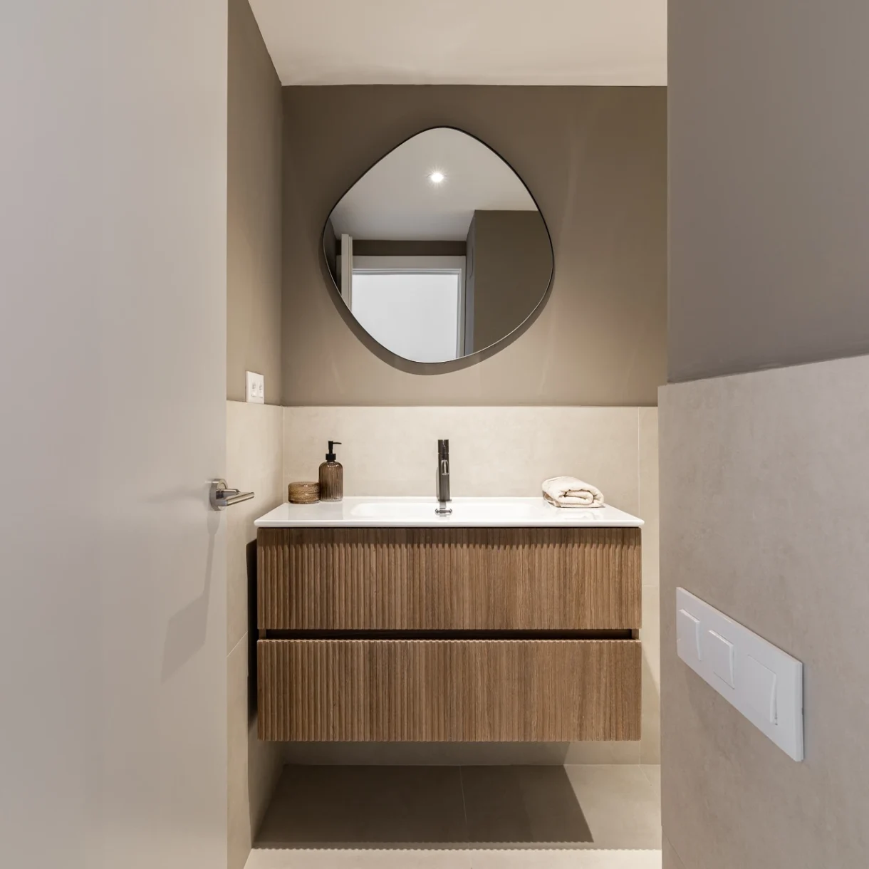 Reforma de baño moderno en Sant Andreu, Barcelona, con ducha a ras de suelo y detalles minimalistas. Diseño funcional y elegante.