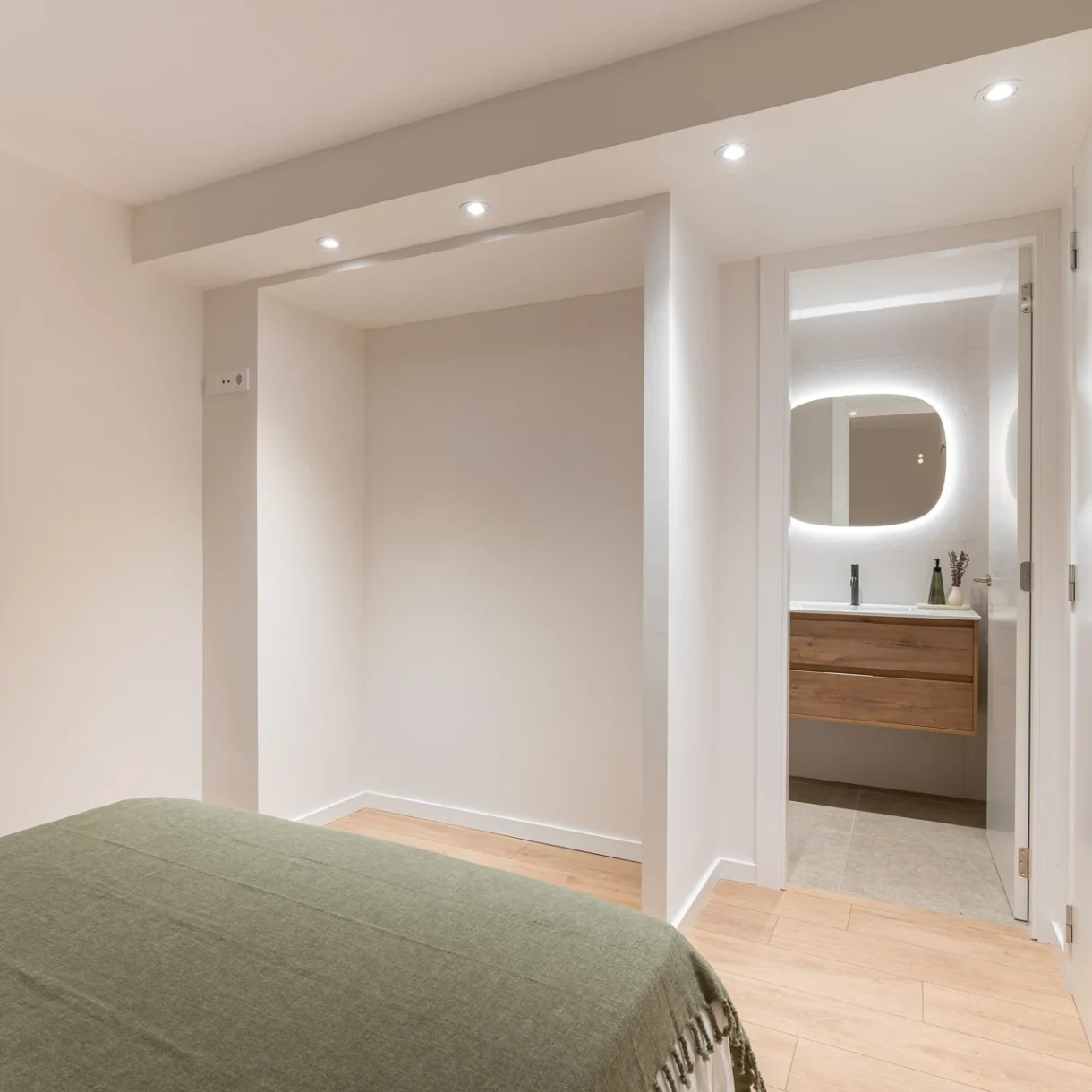 Dormitorio principal con baño integrado en suite, diseño moderno y funcional. Proyecto de reforma en Sant Andreu, Barcelona.
