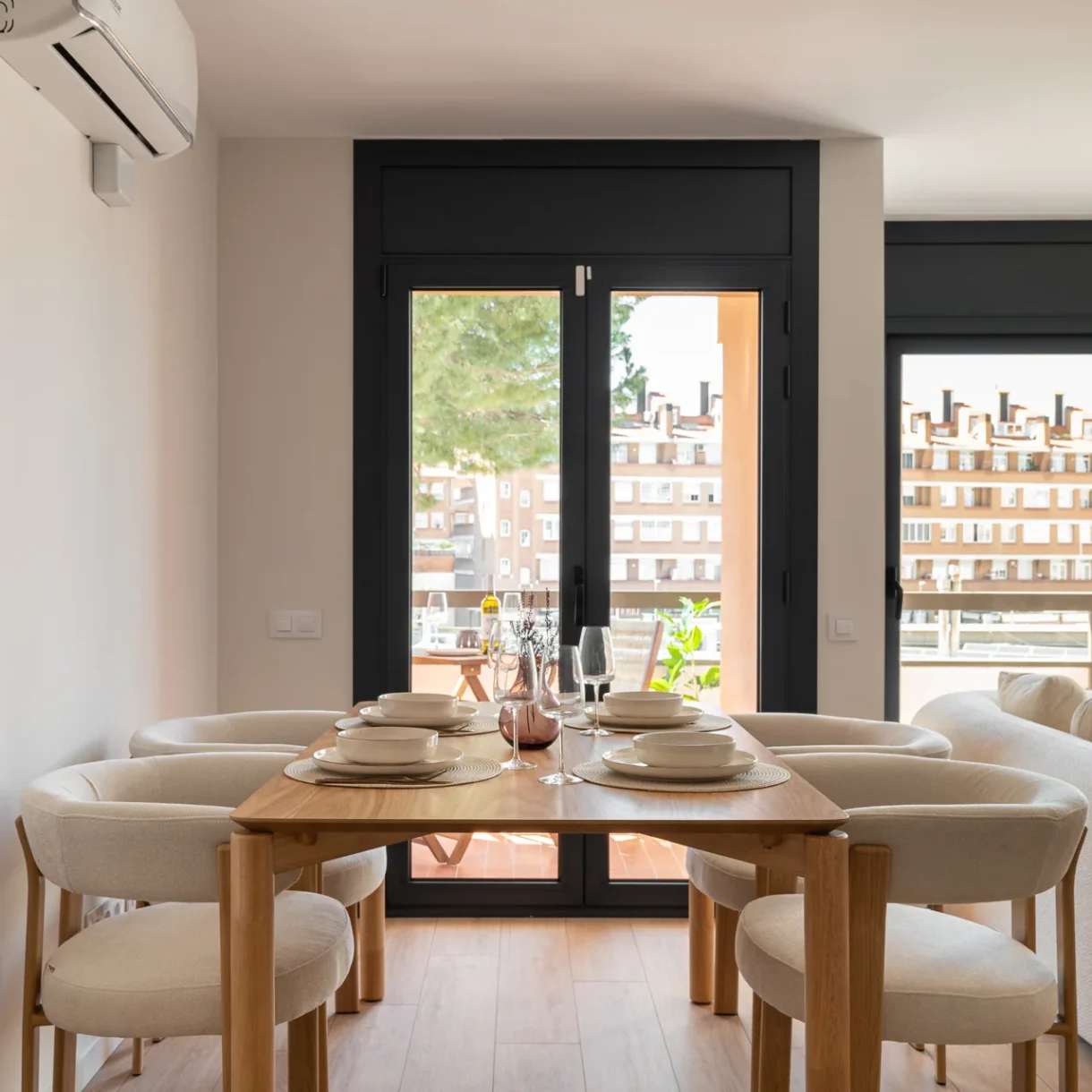 Reforma integral de comedor moderno y funcional en Sant Andreu con mesa de madera, sillas tapizadas y mueble a medida