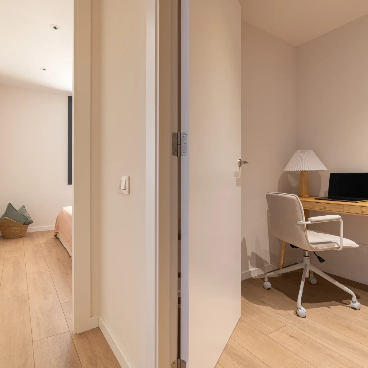 Despacho moderno en reforma integral: diseño contemporáneo, mobiliario funcional y acabados de alta calidad para un espacio de trabajo productivo en el piso 15.