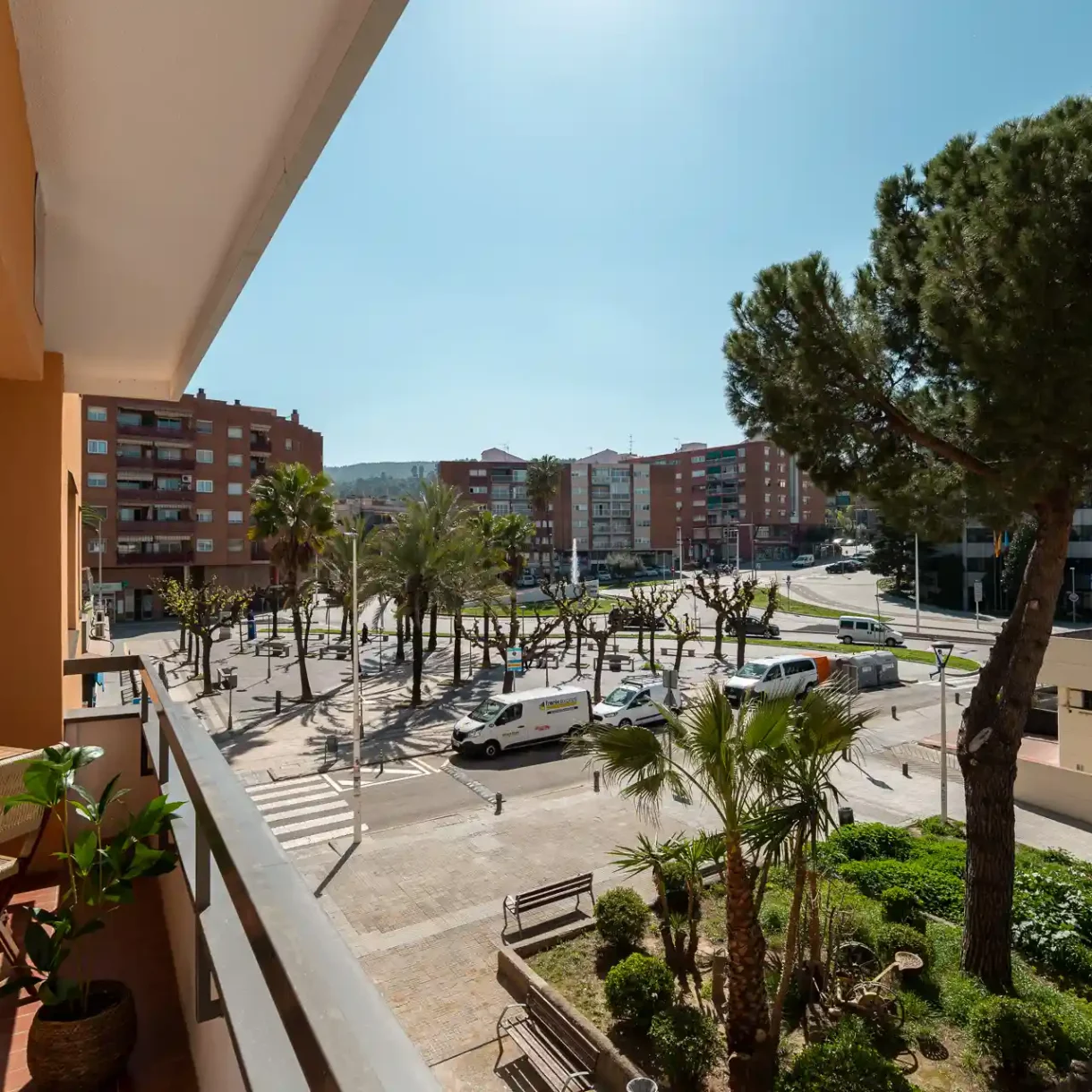 Vistas urbanas desde un balcón en Sant Andreu con un diseño moderno, destacando la integración arquitectónica en el paisaje urbano.